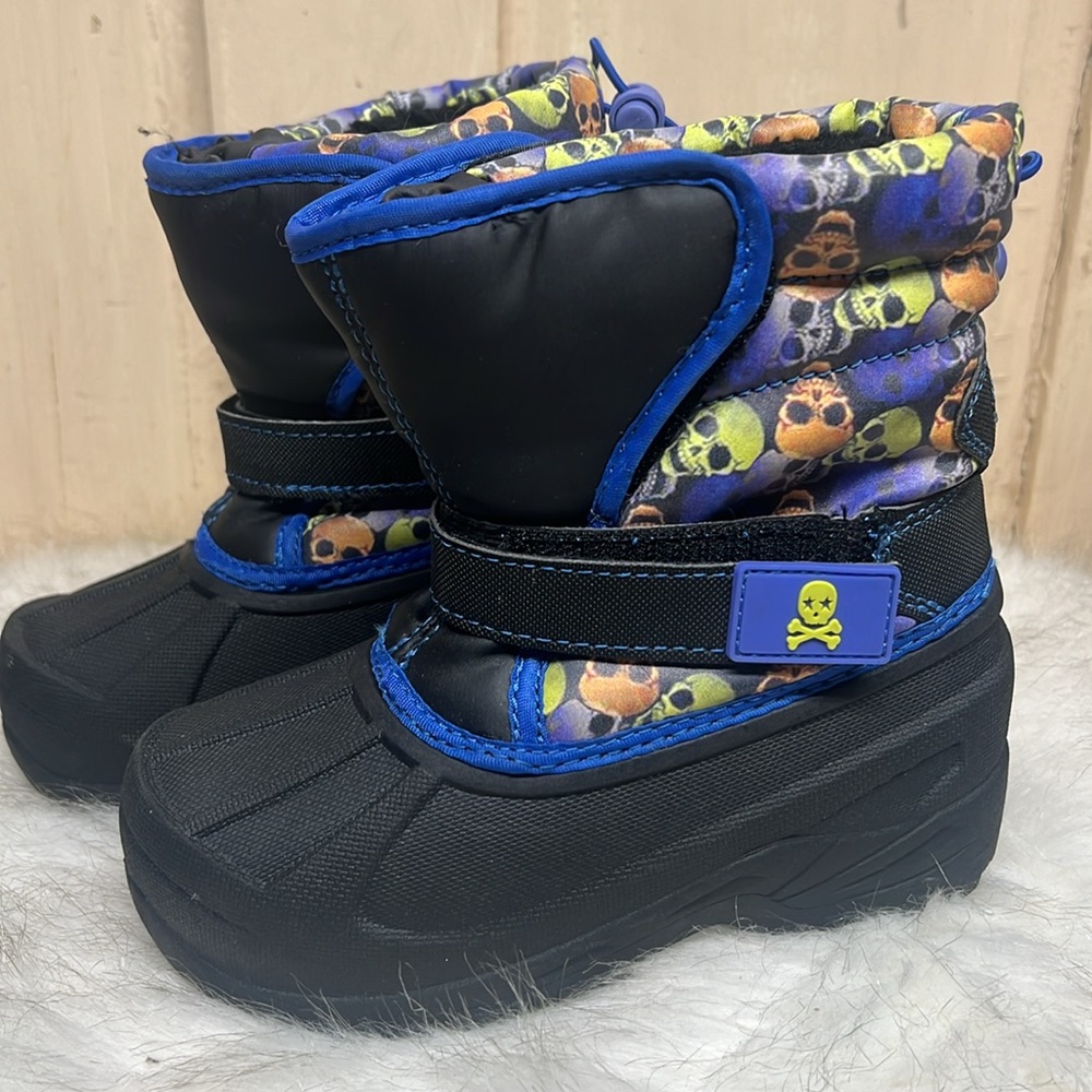 Little boys size 11 Athletich snow boots. Skulls pattern. Like new. Black & blue